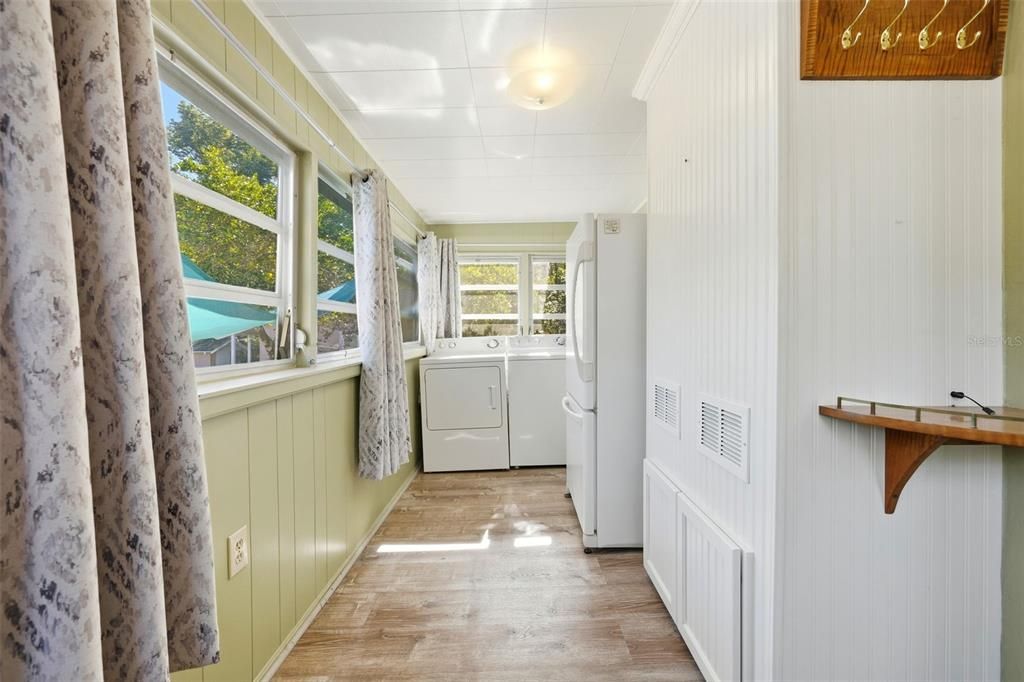 Interior, Washer, Wood Texture Flooring