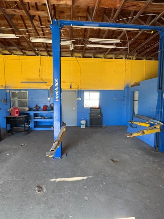Garage, Interior, Wooden Beams