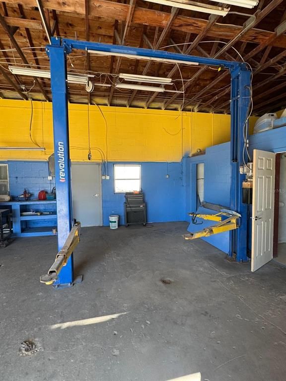 Garage, Interior, Wooden Beams