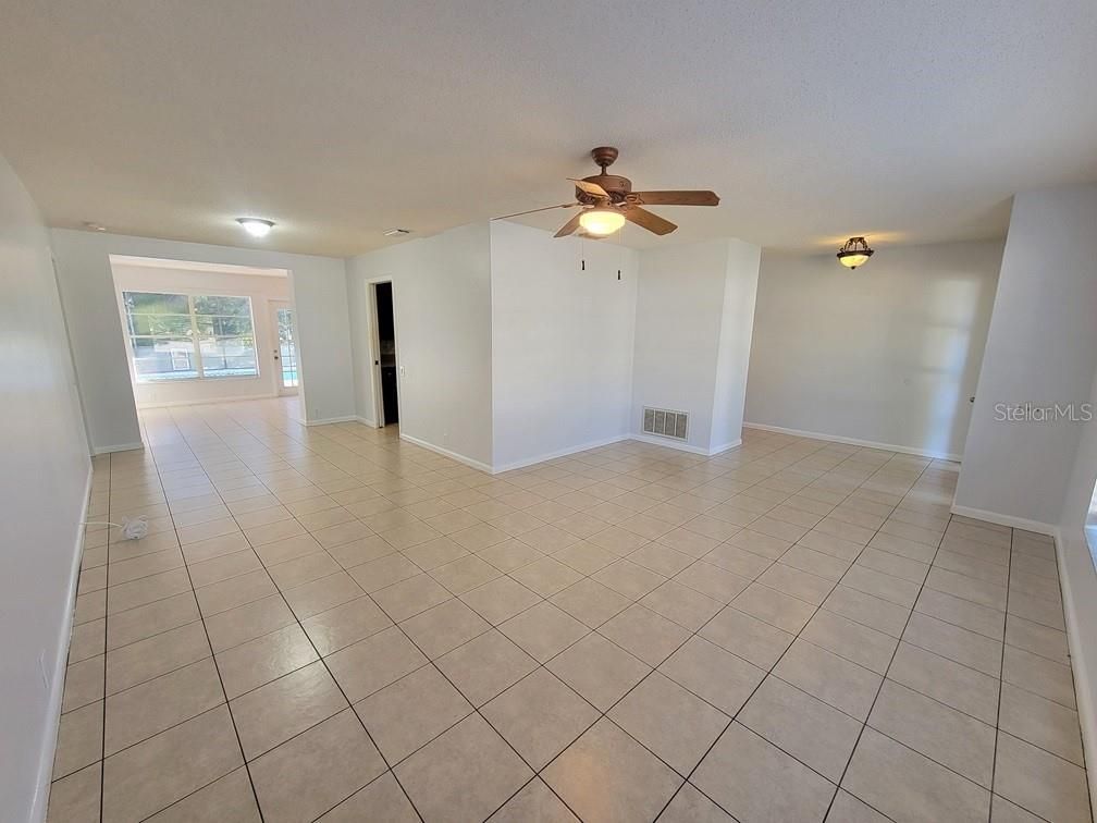 Empty room, Interior