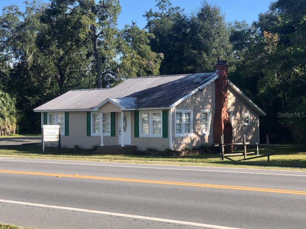 Exterior, Facade, Ranch