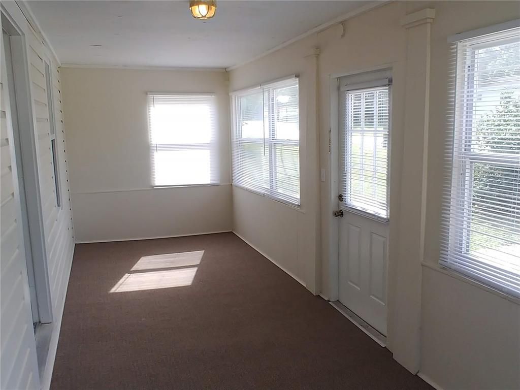 Empty room, Interior