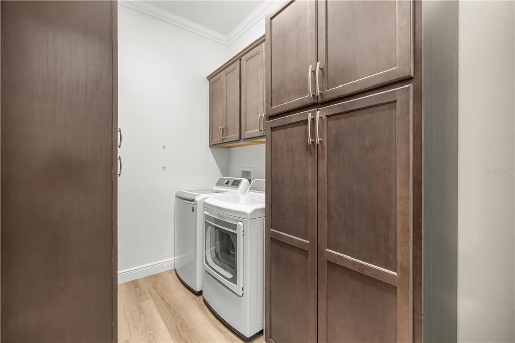 Interior, Washer, Wood Texture Flooring