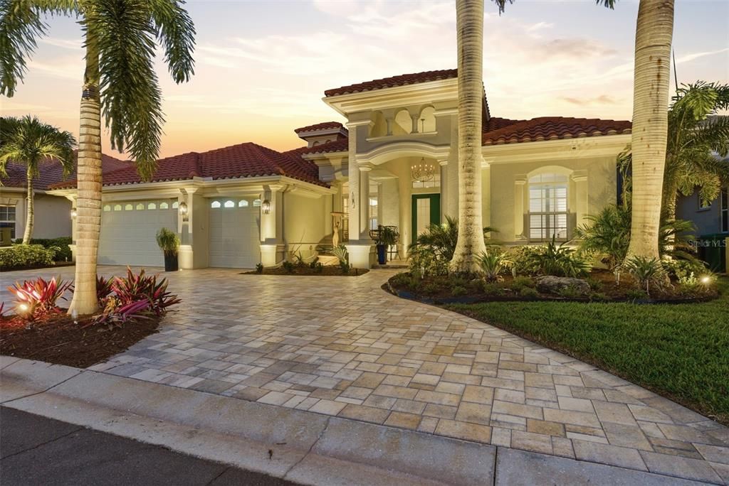 Attached, Exterior, Facade, Mediterranean