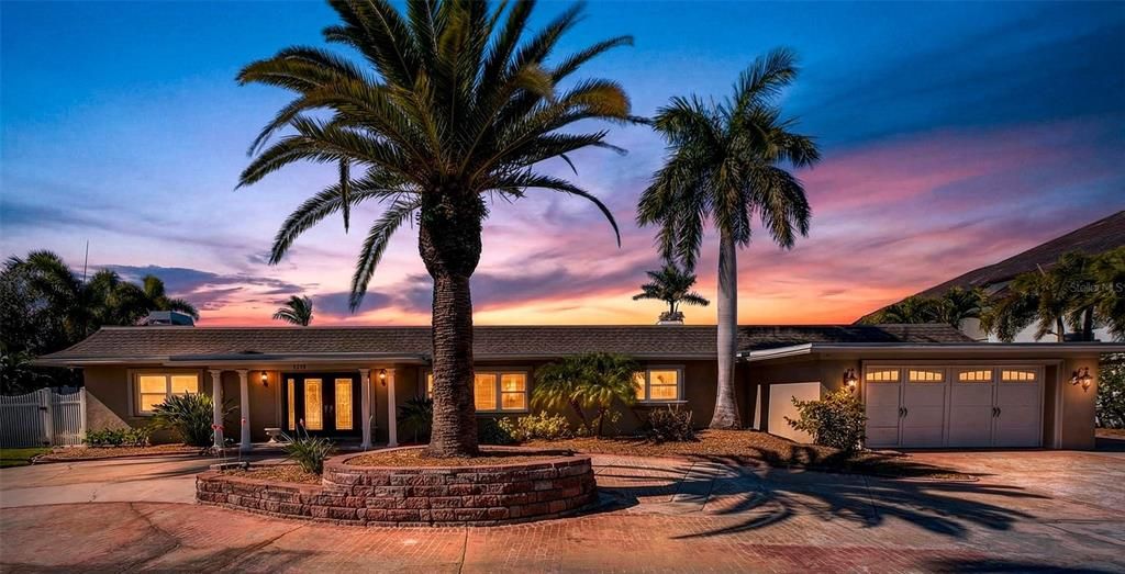 Attached, Exterior, Facade, Ranch