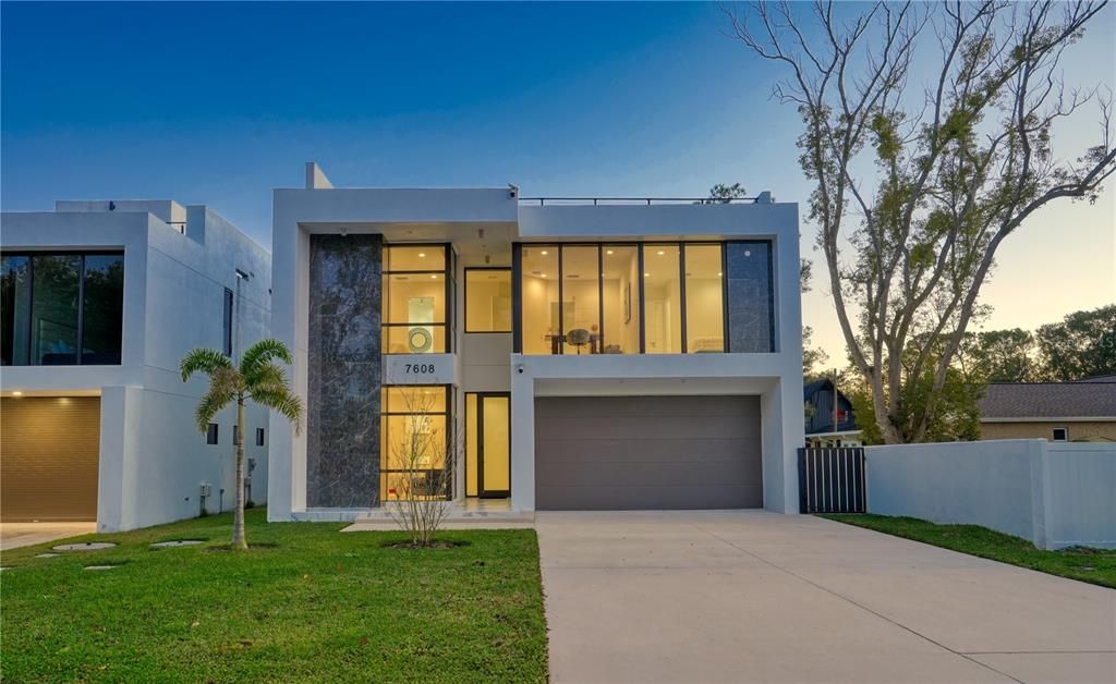 Attached, Backyard, Exterior, Facade, Modern