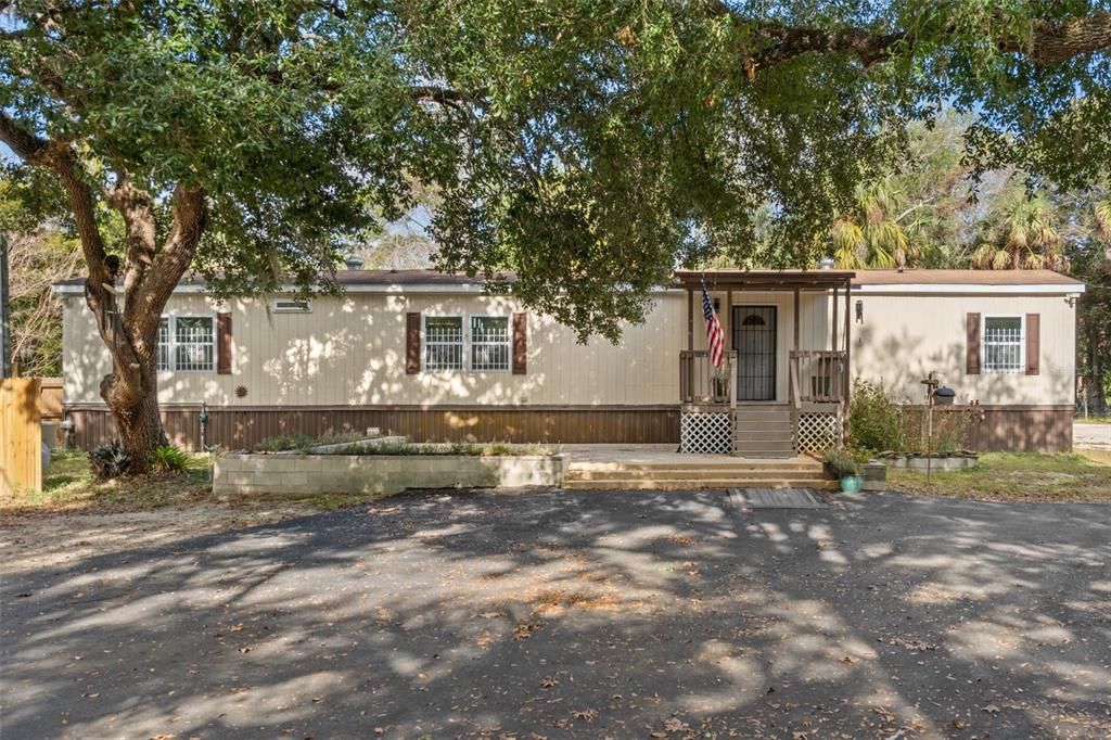 Exterior, Facade, Split Level