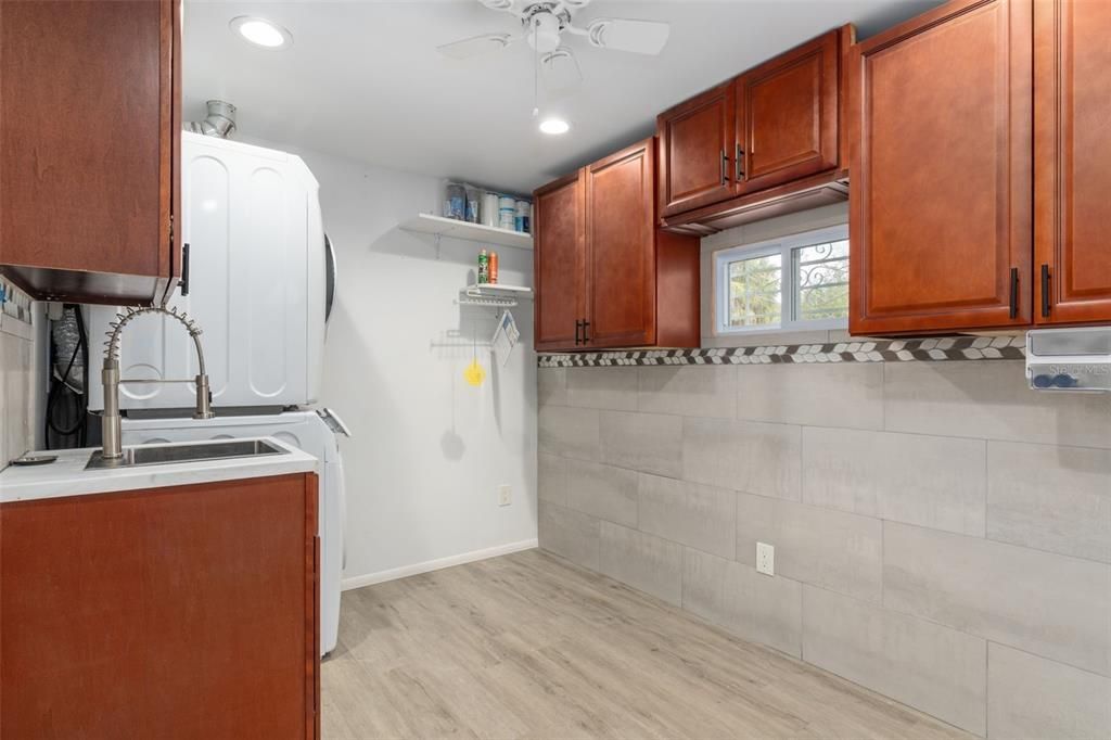 Interior, Kitchen, Recessed Lighting, Washer, Wood Texture Flooring