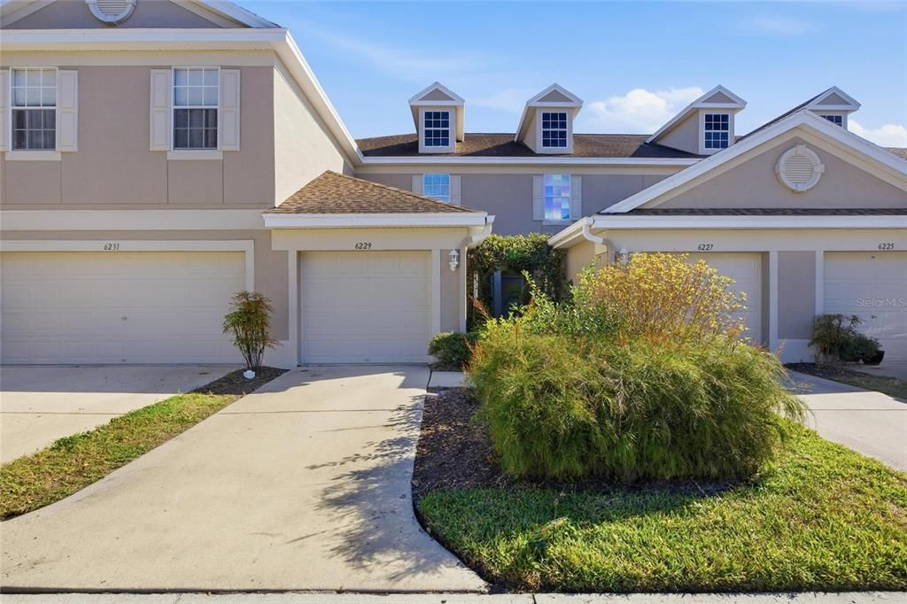 Attached, Exterior, Facade, American Craftsman