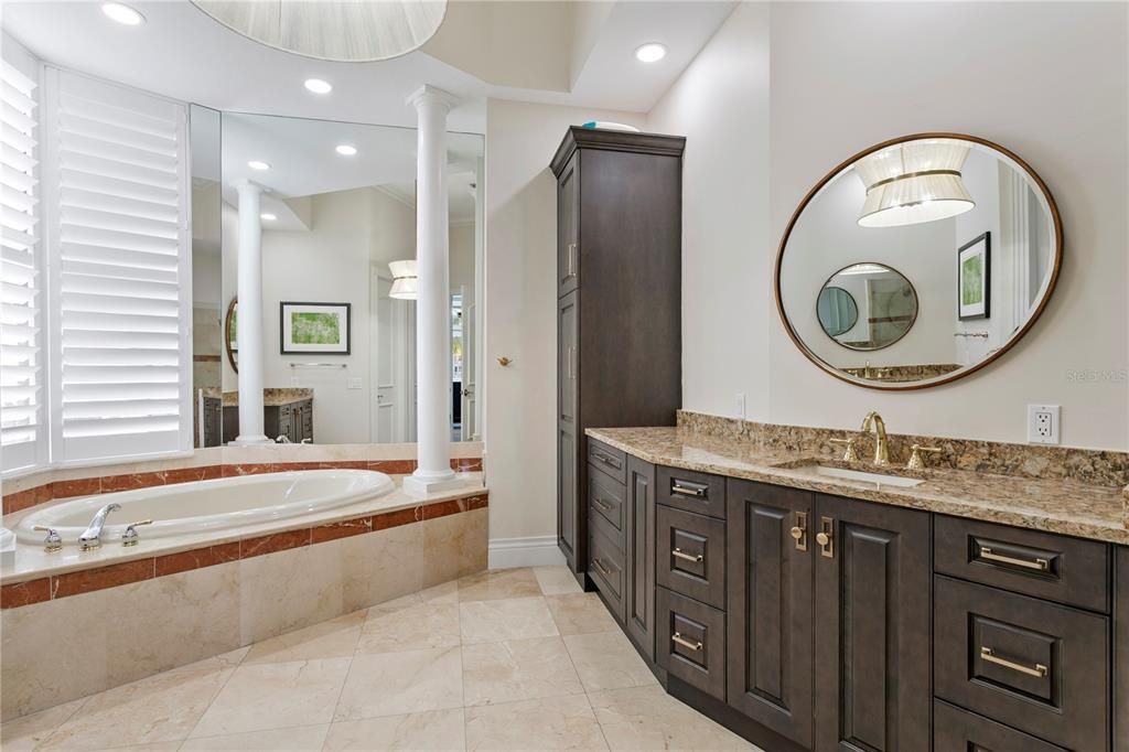 Bathroom, Dual Sink Vanities, Interior, Recessed Lighting
