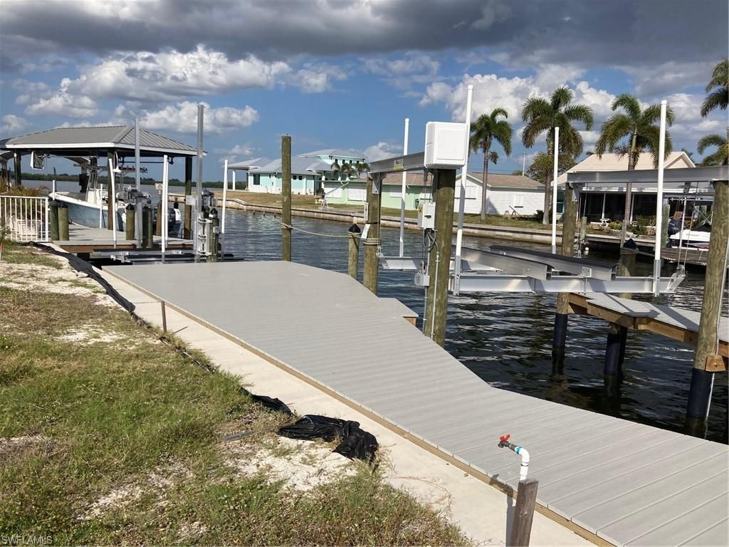 Exterior, Lake