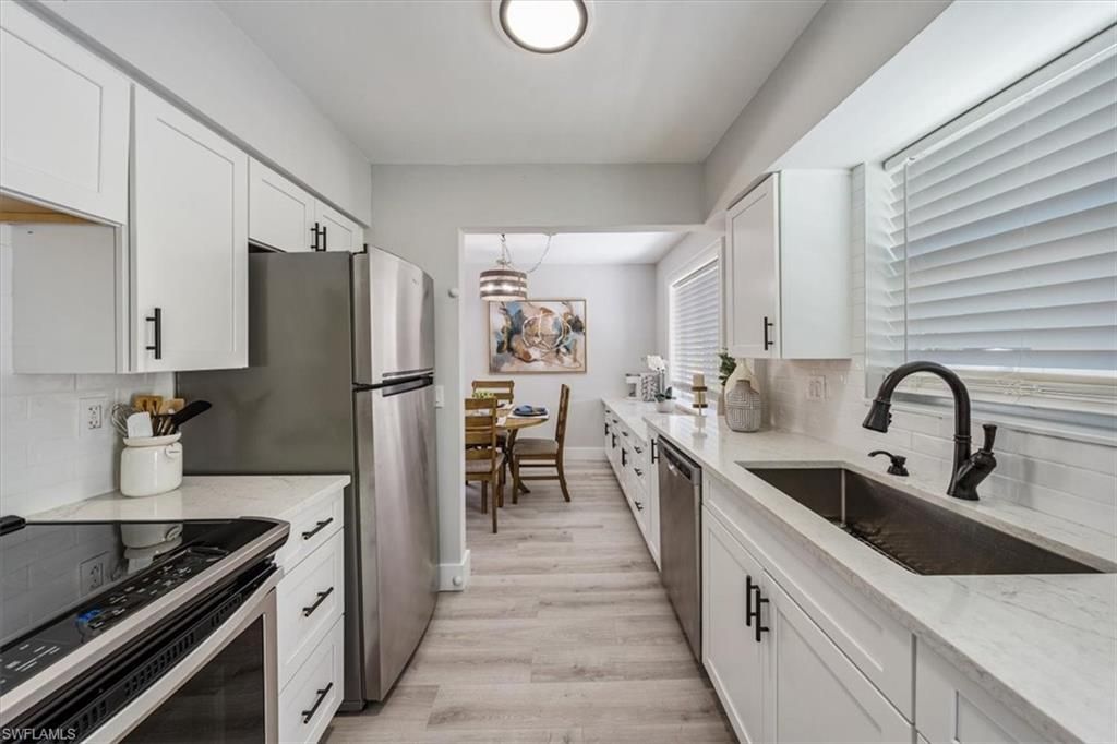 Dining room, Interior, Kitchen, Pendant Lights, Recessed Lighting, Wood Texture Flooring