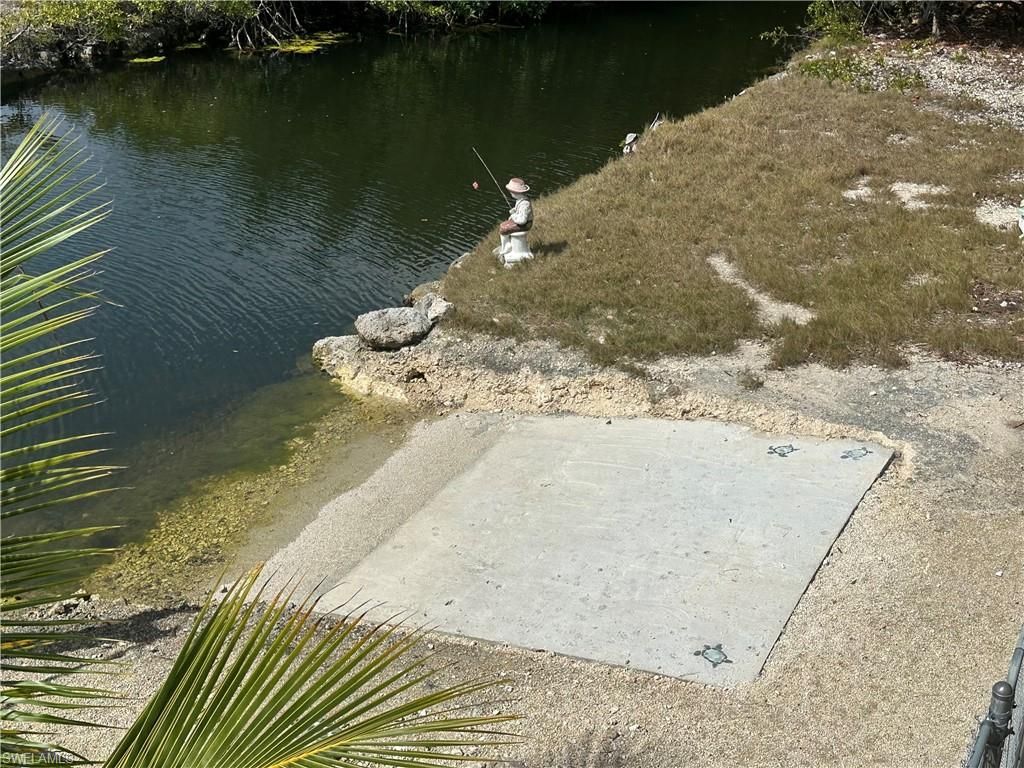 Exterior, Lake