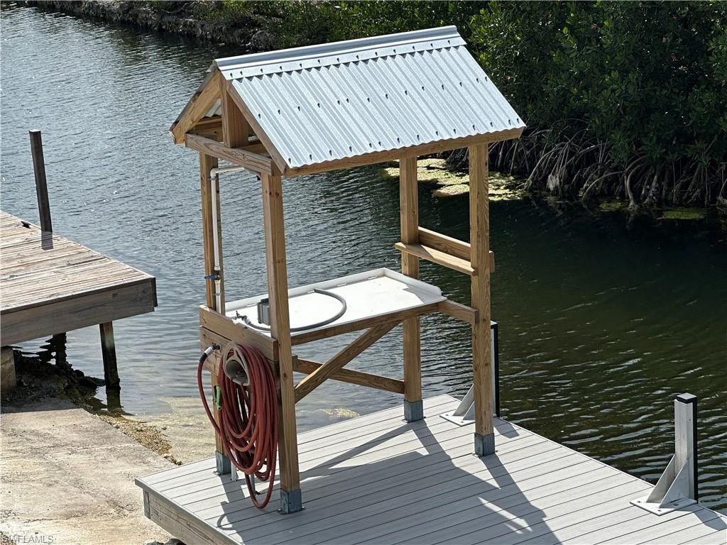 Exterior, Lake