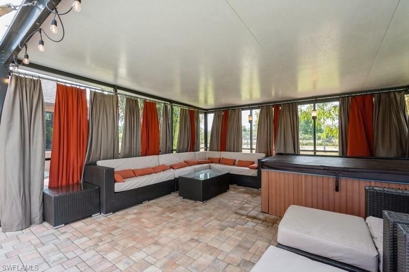Hot Tub, Interior, Living room