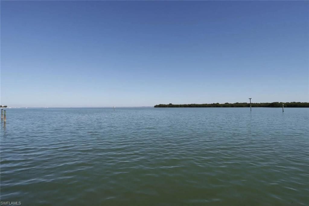 Exterior, Lake