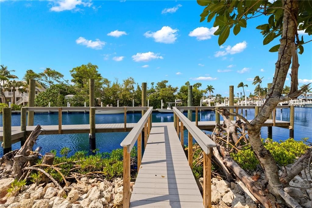 Exterior, Lake