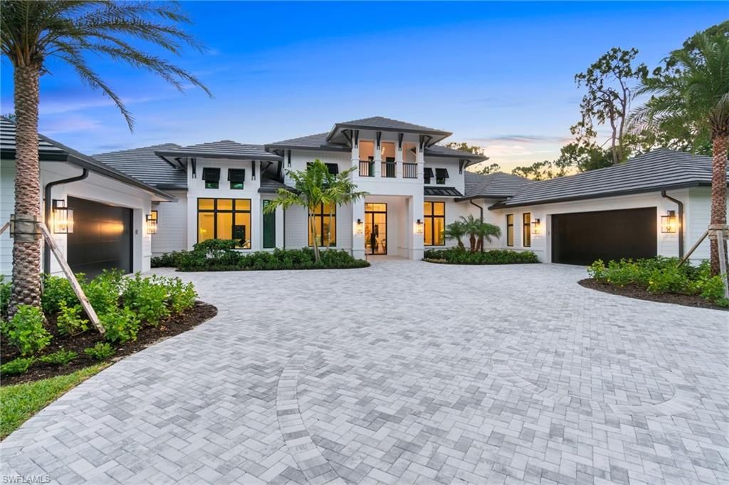 Attached, Exterior, Facade, Mediterranean