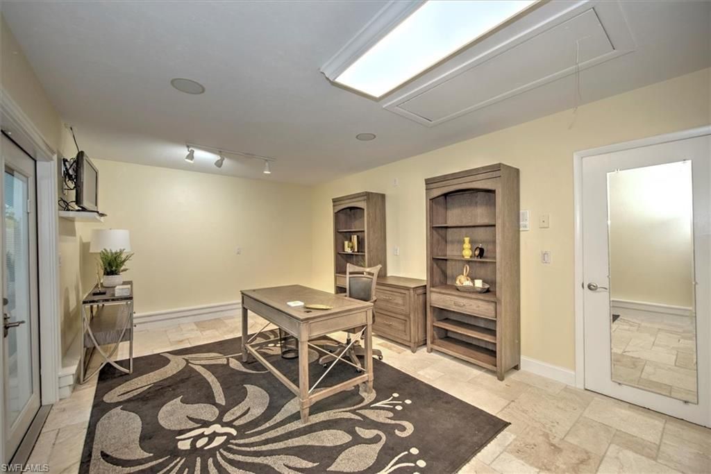 Home Office, Interior