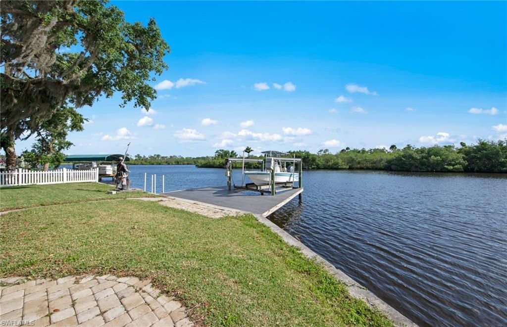 Exterior, Lake