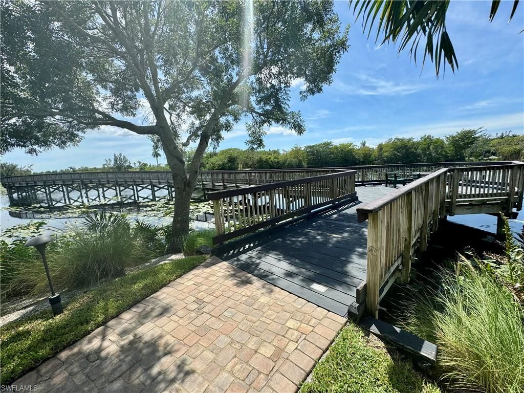 Exterior, Lake