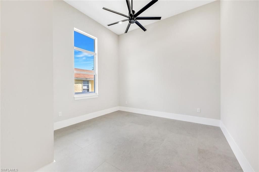 Empty room, Interior