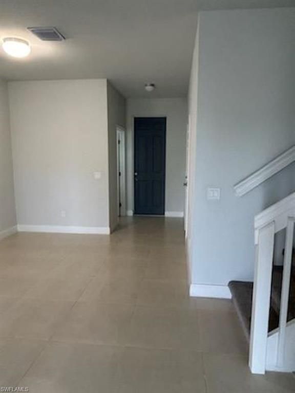 Empty room, Interior