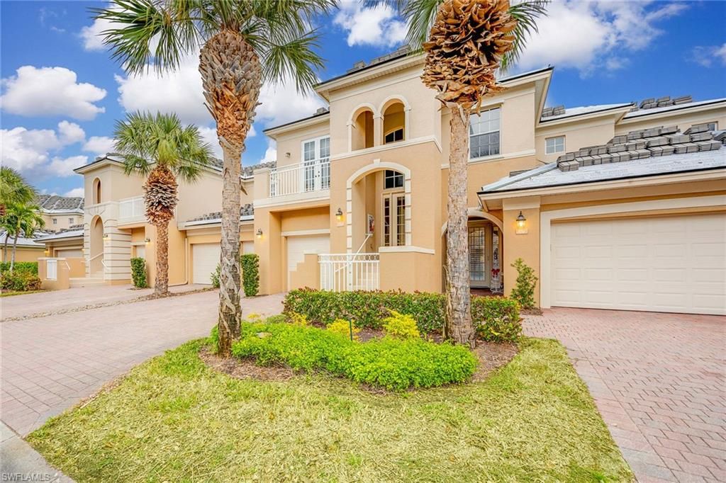 Attached, Exterior, Facade, Solar Panels, Mediterranean