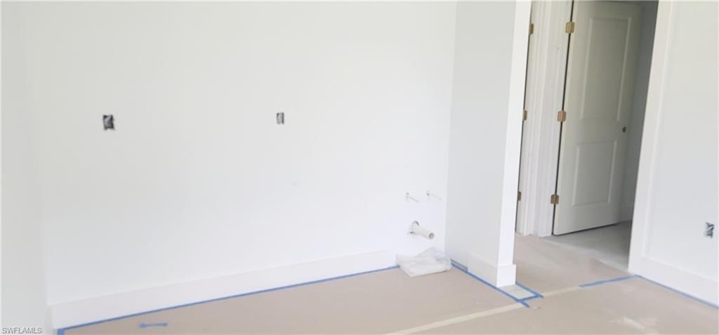 Empty room, Interior