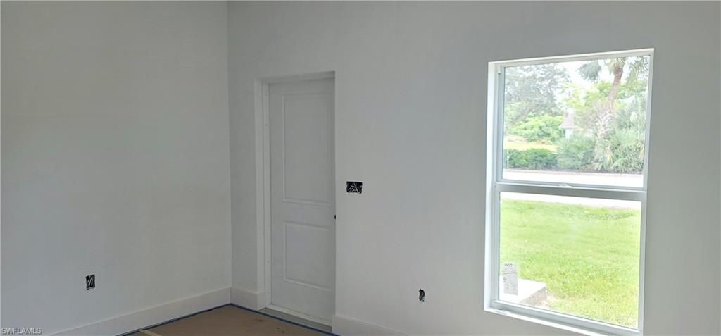 Empty room, Interior