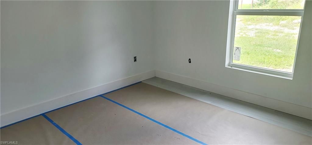 Empty room, Interior