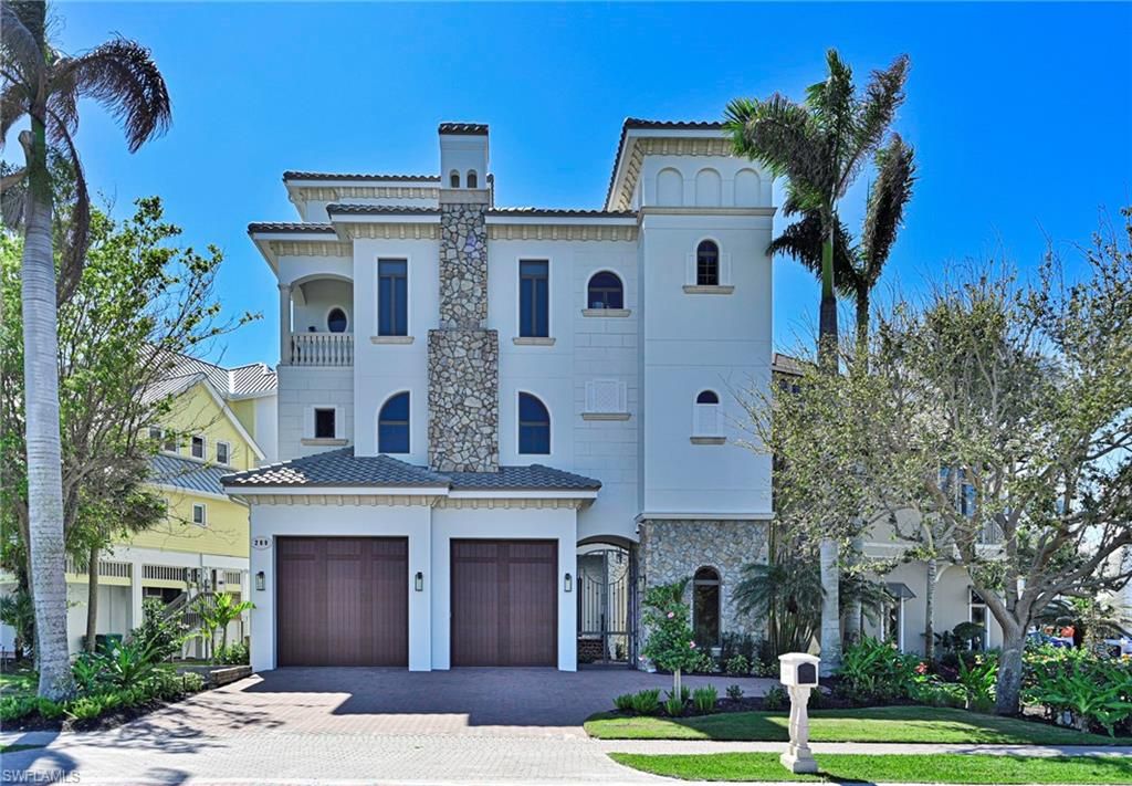 Attached, Exterior, Facade, Mediterranean