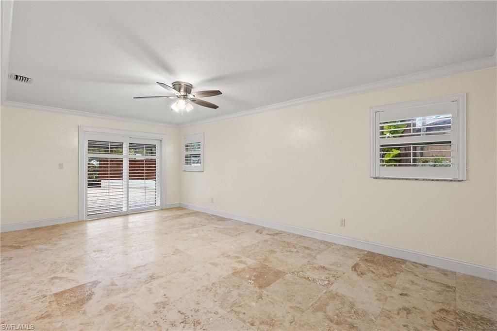 Empty room, Interior