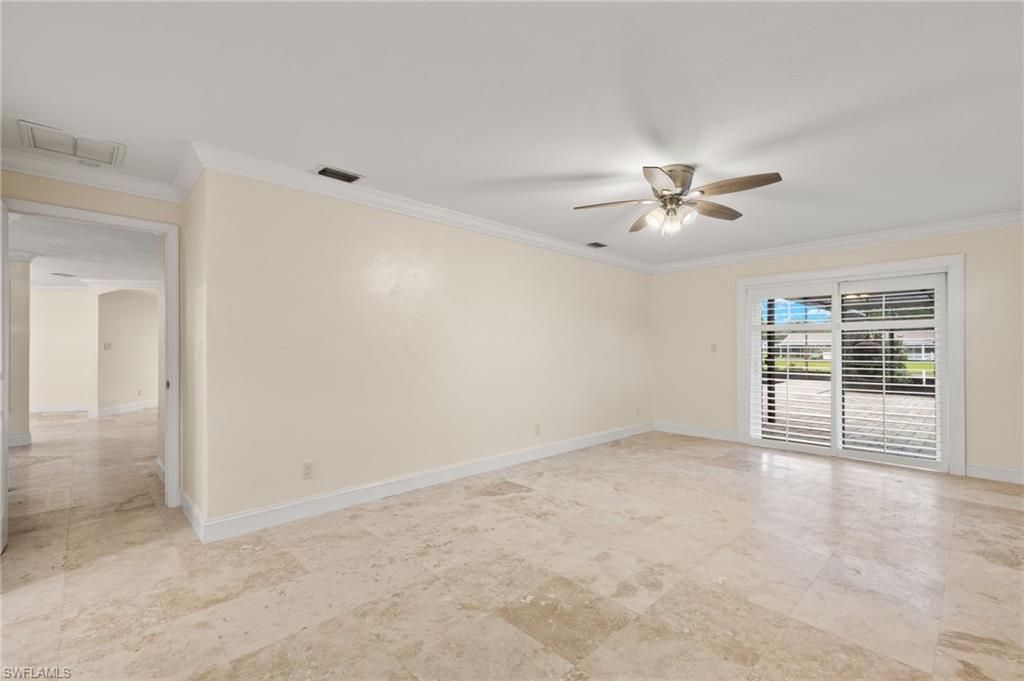 Empty room, Interior