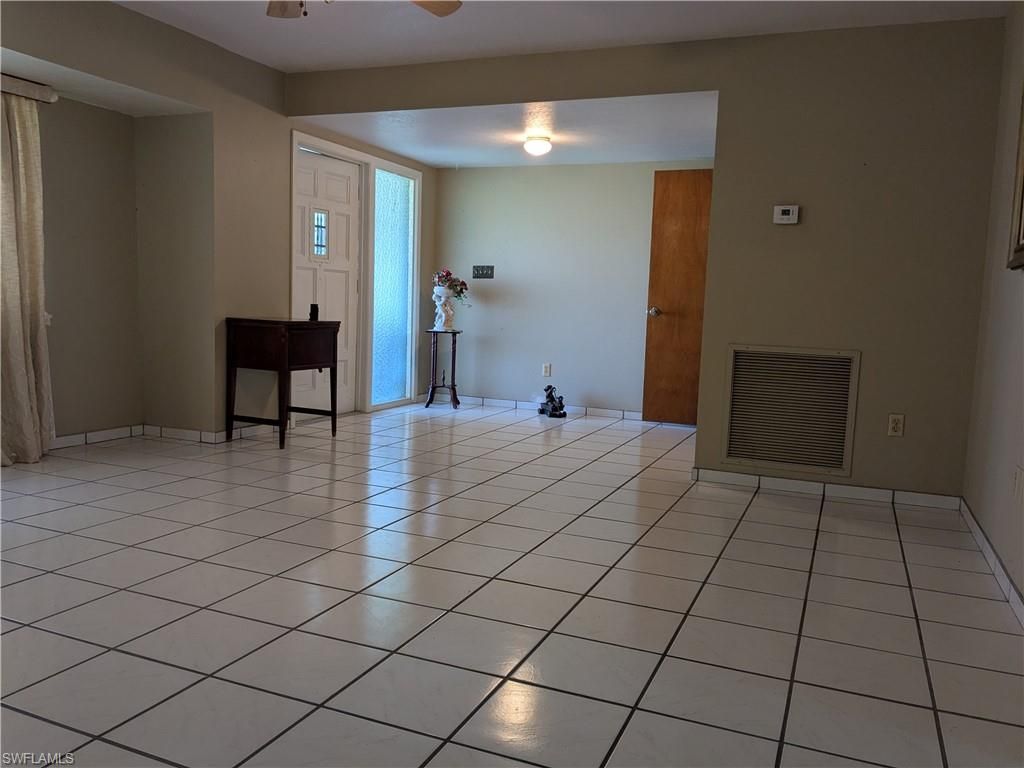 Empty room, Interior