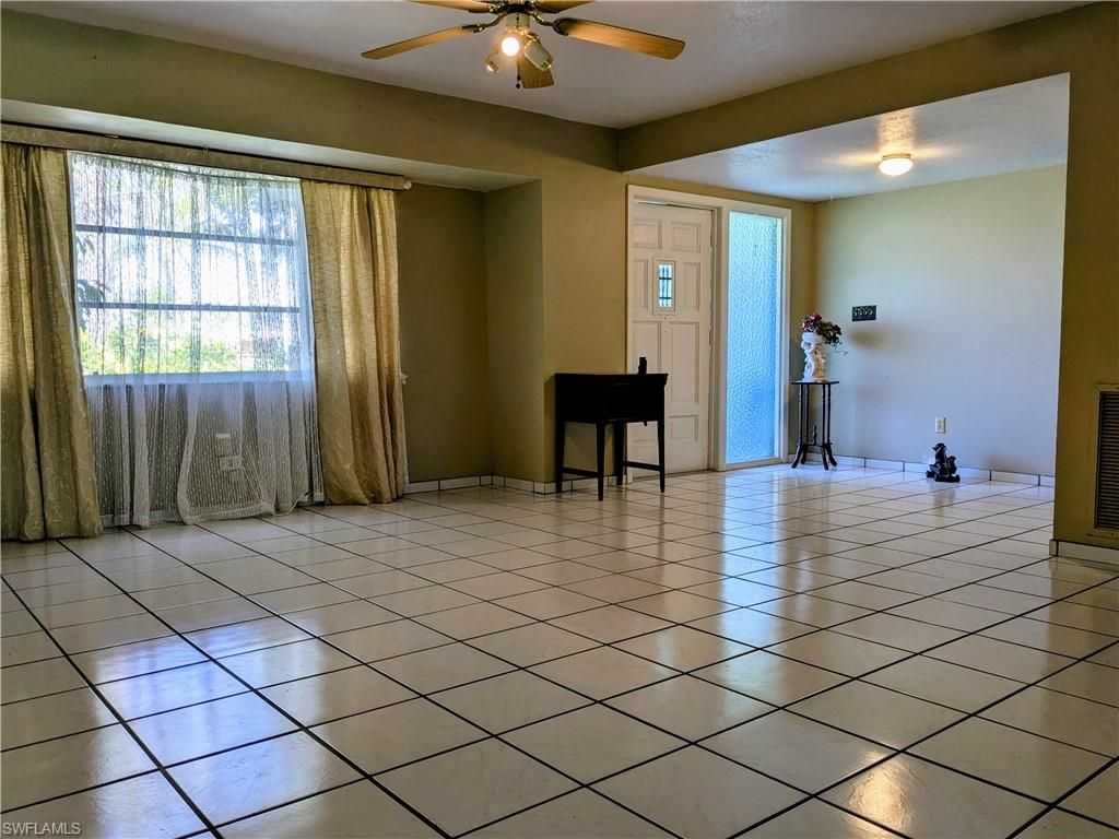 Empty room, Interior