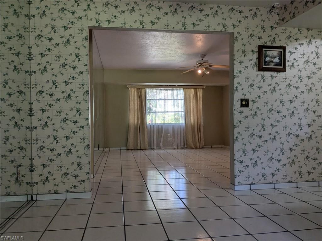 Empty room, Interior
