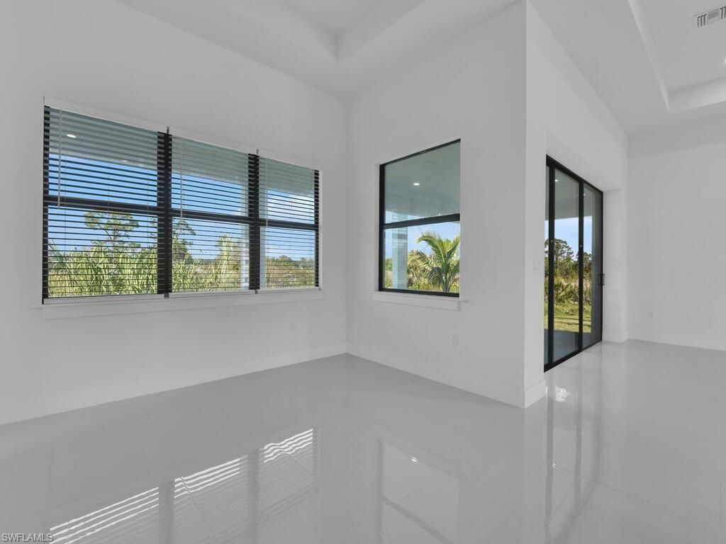 Empty room, Interior