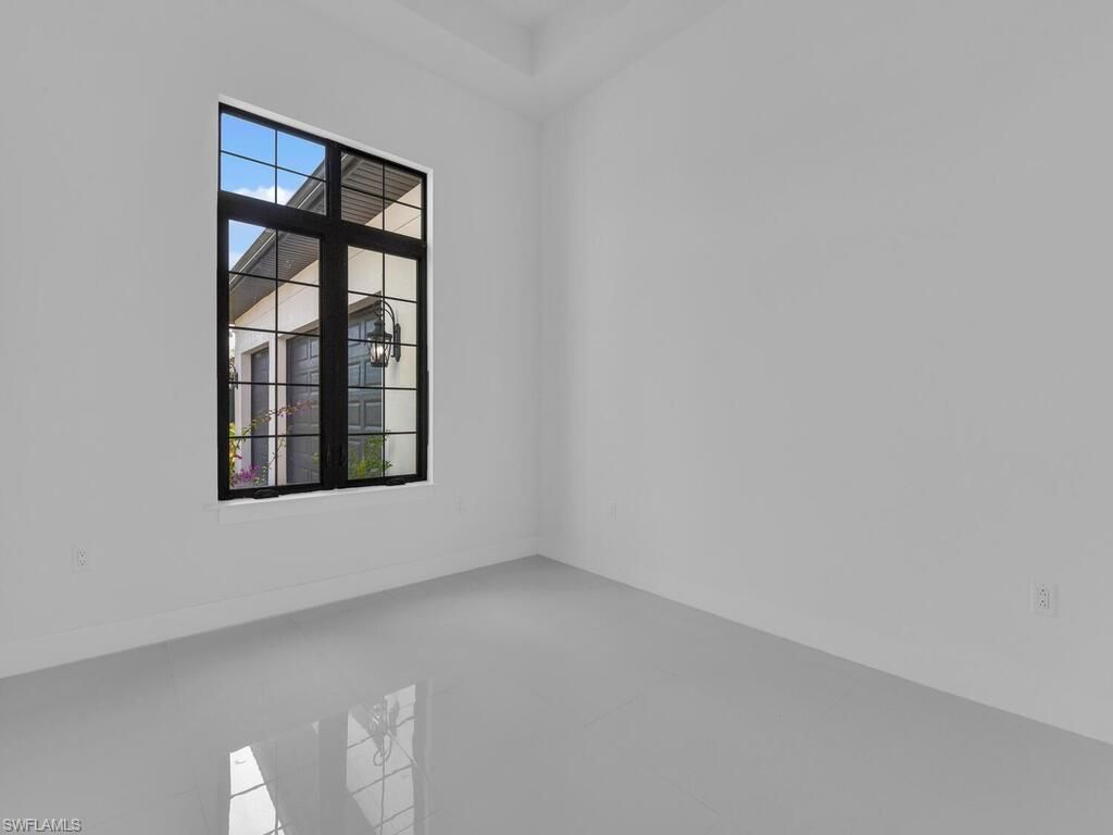 Empty room, Interior