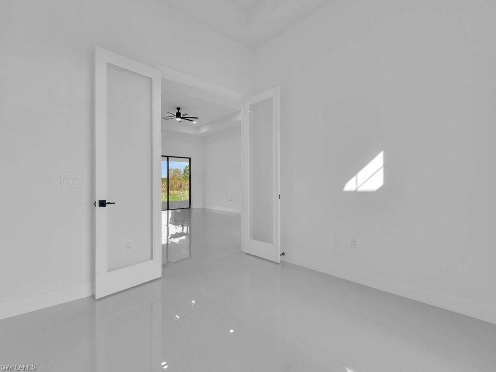 Empty room, Interior