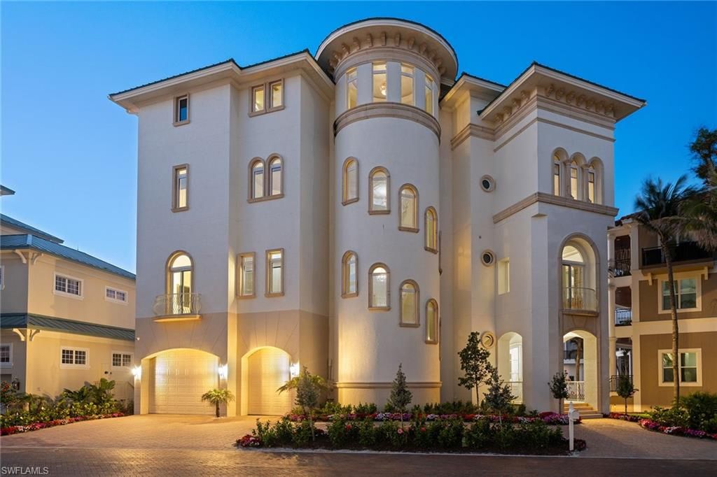 Attached, Exterior, Facade, Mediterranean