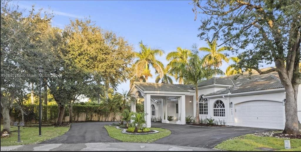 Attached, Exterior, Facade, Ranch