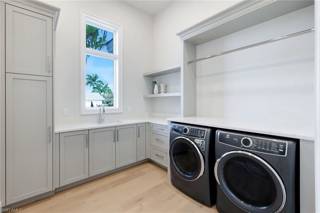 Interior, Washer, Wood Texture Flooring