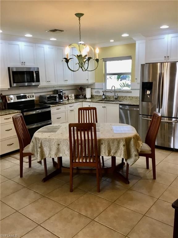 Chandelier, Dining room, Interior, Kitchen, Recessed Lighting, Stainless Steel Appliances