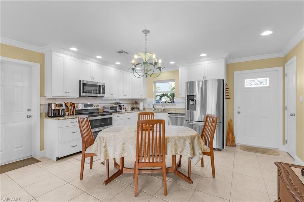 Chandelier, Dining room, Interior, Kitchen, Recessed Lighting, Stainless Steel Appliances