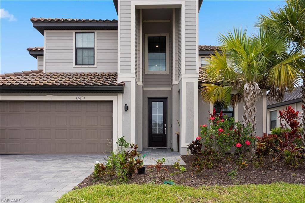 Attached, Exterior, Facade, Mediterranean