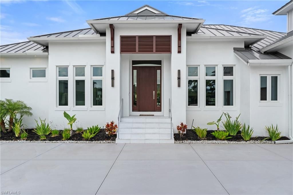 Exterior, Facade, Modern