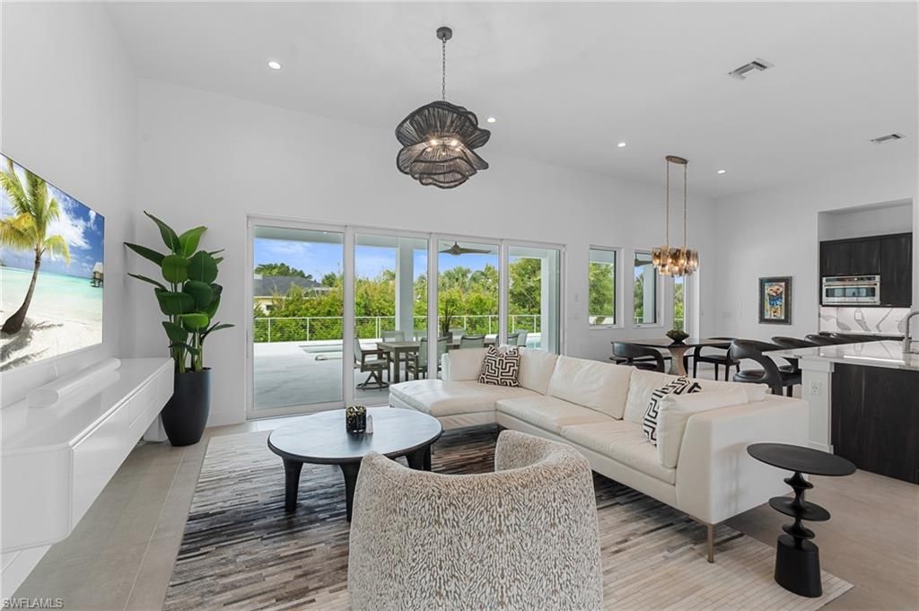Dining room, Interior, Living room, Pendant Lights, Recessed Lighting, Wood Texture Flooring