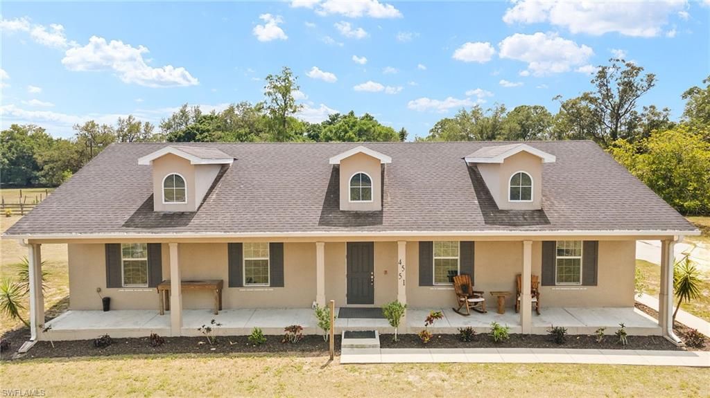 Exterior, Facade, Ranch