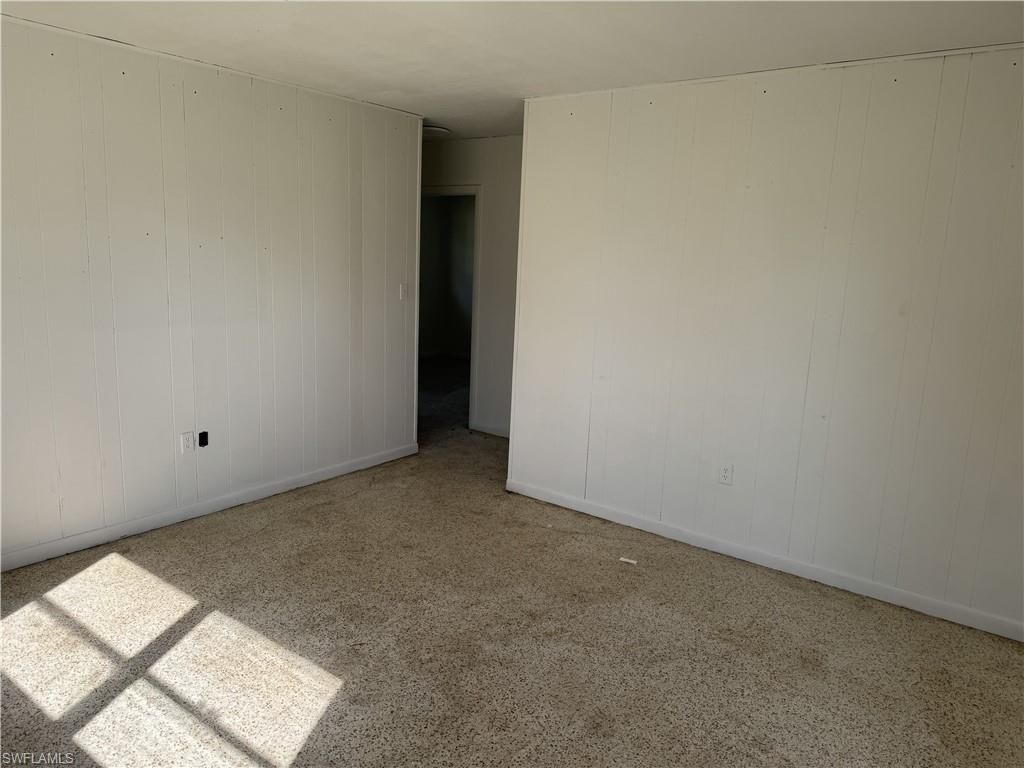 Empty room, Interior